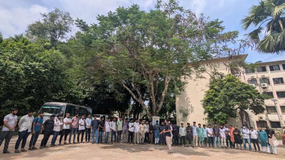 কুরআন অবমাননার প্রতিবাদে কুবিতে মানববন্ধন ও বিক্ষোভ মিছিল